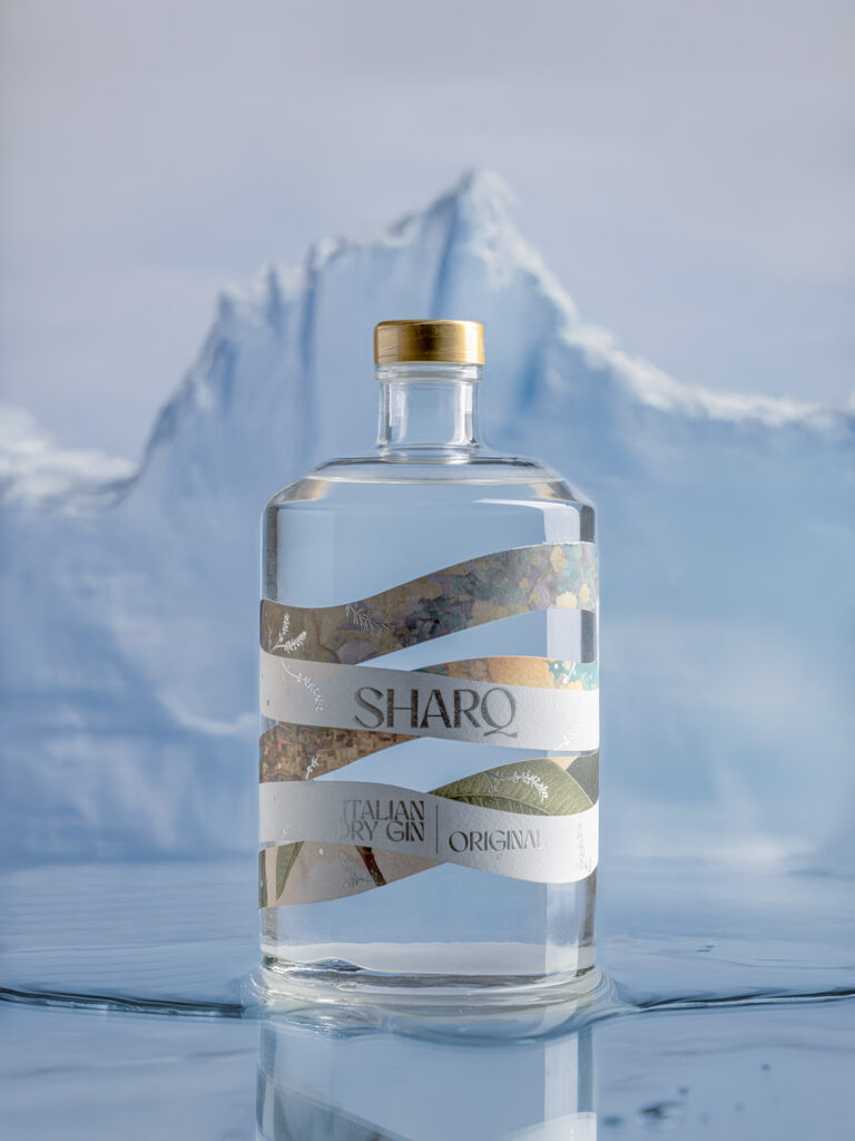 fotografia still-life di bottiglia di gin prodotta in sicilia poggiata su specchio con acqua e sfondo con montagna di ghiaccio generata con IA.